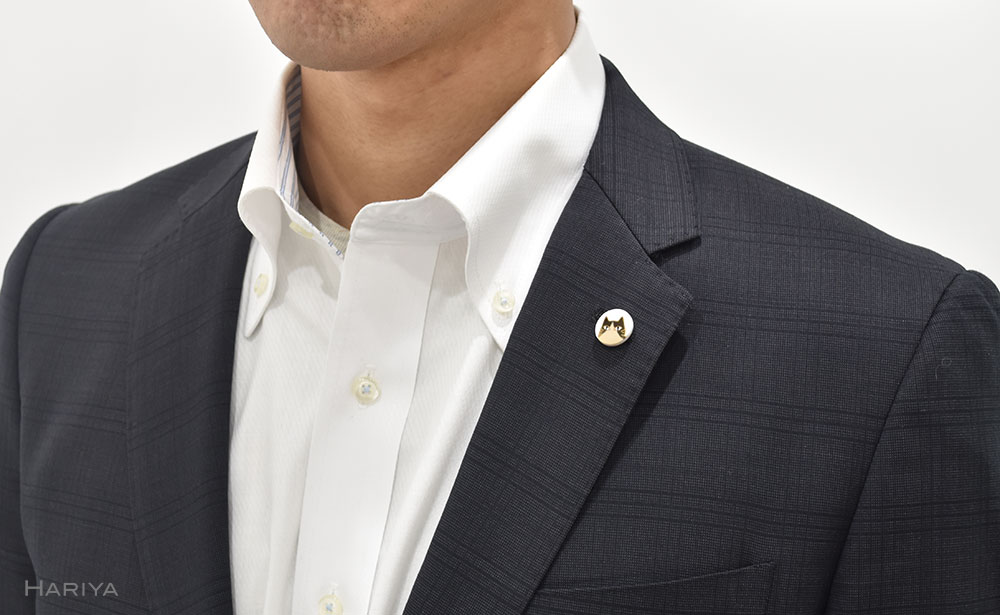 ハチワレ猫蒔絵 白蝶貝ピンブローチ 蒔絵 漆 白蝶貝 猫 ねこ ピンブローチ ハンドメイド ブローチ アクセサリー ギフト 伝統工芸 工芸品 国産 日本製 復興 震災 コロナ 能登半島地震復興支援 北陸新幹線 F6P-0389