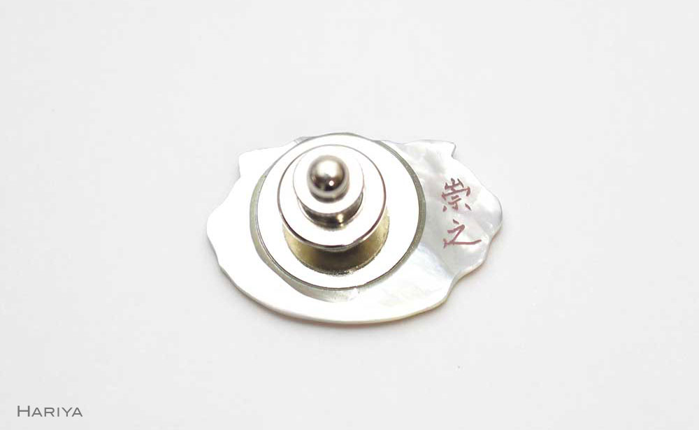 ぶさ猫蒔絵 白蝶貝ピンブローチ 蒔絵 漆 白蝶貝 猫 ねこ ピンブローチ うるしアート  ブローチ アクセサリー ギフト 伝統工芸 工芸品 国産 日本製 復興 震災 コロナ 能登半島地震復興支援 北陸新幹線 F6P-0390