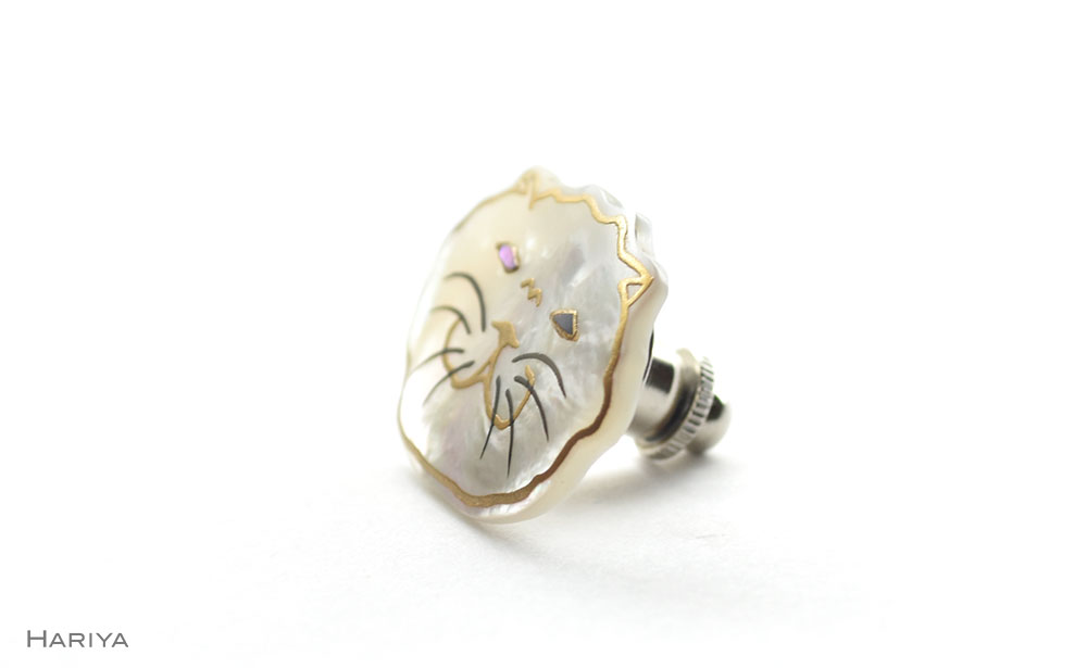 ぶさ猫蒔絵 白蝶貝ピンブローチ 蒔絵 漆 白蝶貝 猫 ねこ ピンブローチ うるしアート  ブローチ アクセサリー ギフト 伝統工芸 工芸品 国産 日本製 復興 震災 コロナ 能登半島地震復興支援 北陸新幹線 F6P-0390