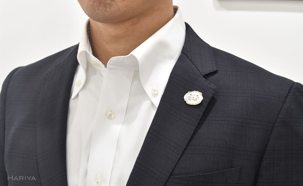 ぶさ猫蒔絵 白蝶貝ピンブローチ 蒔絵 漆 白蝶貝 猫 ねこ ピンブローチ うるしアート  ブローチ アクセサリー ギフト 伝統工芸 工芸品 国産 日本製 復興 震災 コロナ 能登半島地震復興支援 北陸新幹線 F6P-0390