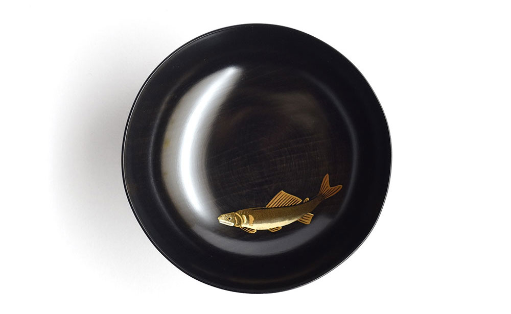山中漆器 鮎 蒔絵盃 黒摺 酒器 盃 蒔絵 漆器 父の日 母の日 敬老の日 ギフト 伝統工芸 工芸品 国産 日本製 復興 震災 コロナ 能登半島地震復興支援 北陸新幹線 F6P-0408