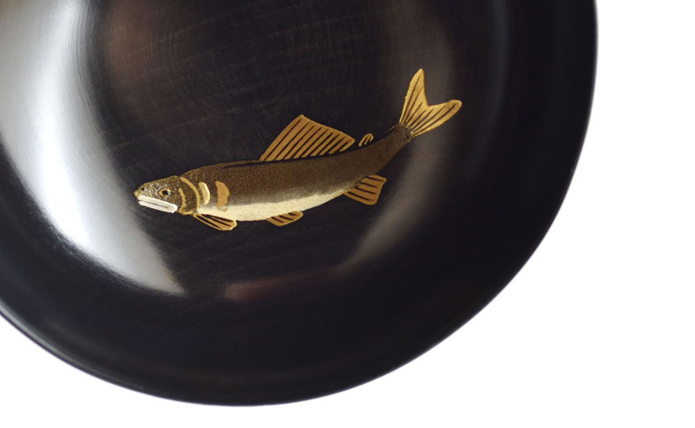 山中漆器 鮎 蒔絵盃 黒摺 酒器 盃 蒔絵 漆器 父の日 母の日 敬老の日 ギフト 伝統工芸 工芸品 国産 日本製 復興 震災 コロナ 能登半島地震復興支援 北陸新幹線 F6P-0408