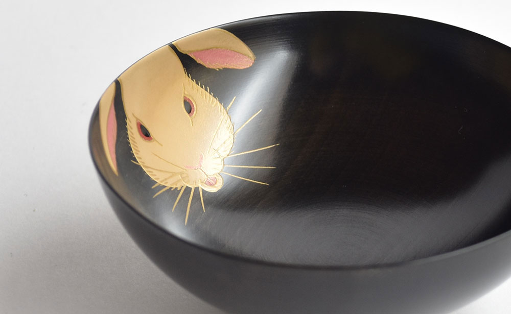 山中漆器 干支 蒔絵盃 干支盃 卯 黒摺 うさぎ 酒器 盃 蒔絵 漆器 父の日 母の日 敬老の日 ギフト 伝統工芸 工芸品 国産 日本製 復興 震災 コロナ 能登半島地震復興支援 北陸新幹線 F6P-0426