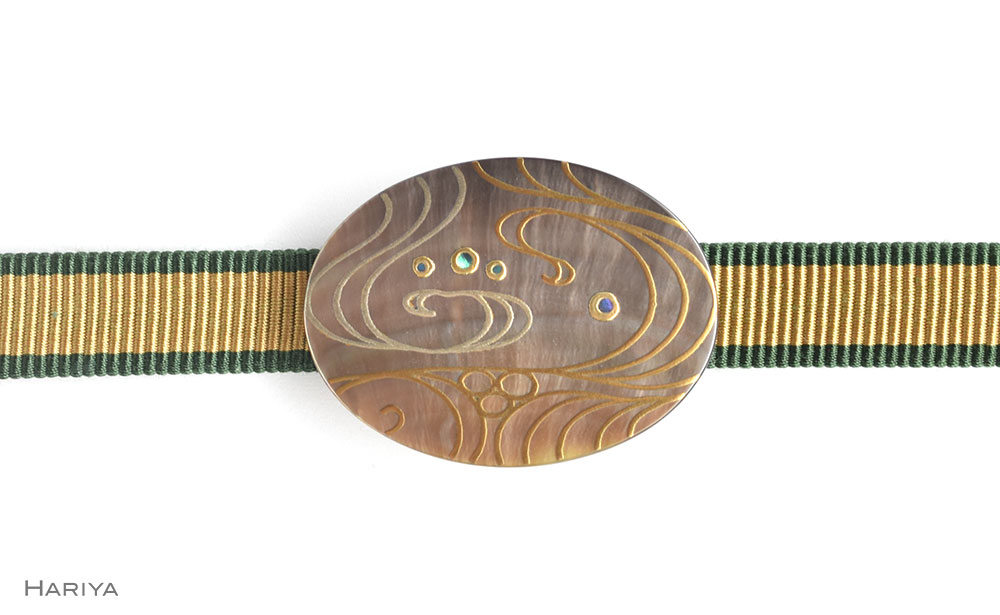 流水蒔絵 黒蝶貝帯留 流水 流水文様 黒蝶貝 漆塗り 漆 蒔絵 帯留 帯留め  アクセサリー 和装 着物 和服 ギフト 伝統工芸 工芸品 国産 日本製 うるしアート 復興 震災 コロナ 能登半島地震復興支援 北陸新幹線 F6P-0759