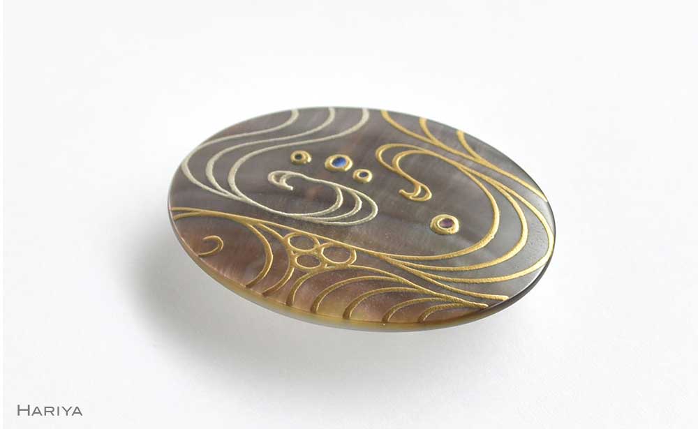 流水蒔絵 黒蝶貝帯留 流水 流水文様 黒蝶貝 漆塗り 漆 蒔絵 帯留 帯留め  アクセサリー 和装 着物 和服 ギフト 伝統工芸 工芸品 国産 日本製 うるしアート 復興 震災 コロナ 能登半島地震復興支援 北陸新幹線 F6P-0759