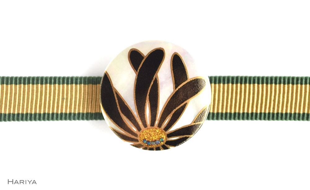 乱菊蒔絵 白蝶貝帯留 黒 乱菊 菊 花 白蝶貝 漆塗り 漆 蒔絵 帯留 帯留め  アクセサリー 和装 着物 和服 ギフト 伝統工芸 工芸品 国産 日本製 うるしアート 復興 震災 コロナ 能登半島地震復興支援 北陸新幹線 F6P-0761