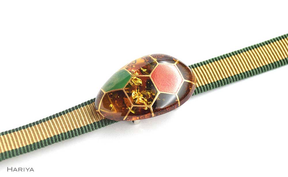 亀甲蒔絵 琥珀帯留 亀の甲羅 亀甲 琥珀 漆塗り 漆 蒔絵 帯留 帯留め  アクセサリー 和装 着物 和服 ギフト 伝統工芸 工芸品 国産 日本製 うるしアート 復興 震災 コロナ 能登半島地震復興支援 北陸新幹線 F6P-0767