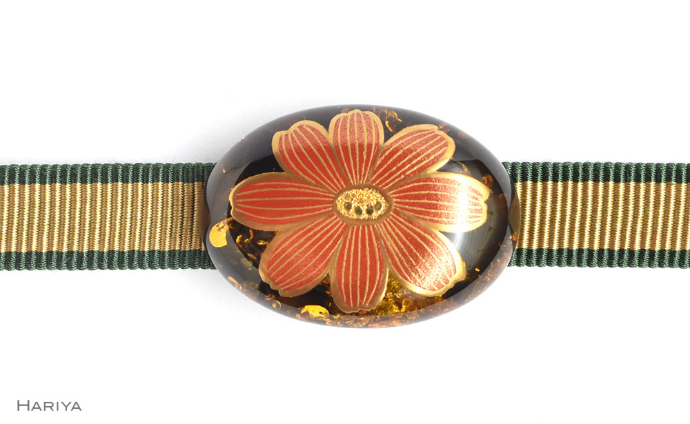 デージー蒔絵 琥珀帯留 デイジー 花 琥珀 漆塗り 漆 蒔絵 帯留 帯留め  アクセサリー 和装 着物 和服 ギフト 伝統工芸 工芸品 国産 日本製 うるしアート 復興 震災 コロナ 能登半島地震復興支援 北陸新幹線 F6P-0772