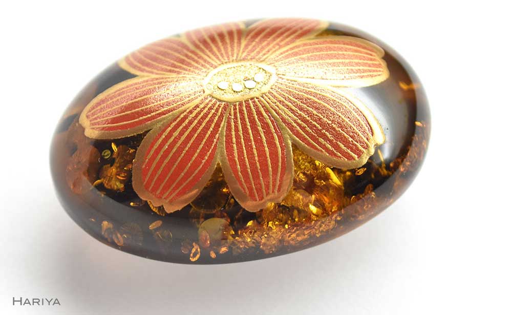 デージー蒔絵 琥珀帯留 デイジー 花 琥珀 漆塗り 漆 蒔絵 帯留 帯留め  アクセサリー 和装 着物 和服 ギフト 伝統工芸 工芸品 国産 日本製 うるしアート 復興 震災 コロナ 能登半島地震復興支援 北陸新幹線 F6P-0772