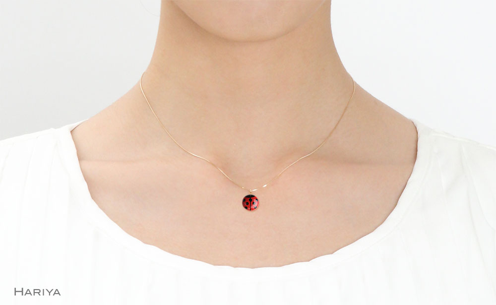 ペンダント Nanahoshi 赤 てんとう虫 白蝶貝 蒔絵 漆 ハンドメイド アクセサリー ギフト 伝統工芸 工芸品 国産 日本製 復興 震災 コロナ 能登半島地震復興支援 北陸新幹線 F6P-0833