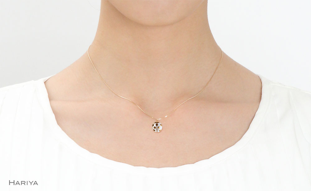 ペンダント Nanahoshi 金 てんとう虫 白蝶貝 蒔絵 漆 ハンドメイド アクセサリー ギフト 伝統工芸 工芸品 国産 日本製 復興 震災 コロナ 能登半島地震復興支援 北陸新幹線 F6P-0866