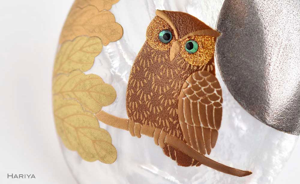 団栗とふくろう蒔絵 白蝶貝ブローチ 50mm×40mm 蒔絵 漆 白蝶貝 ふくろう 縁起物 うるしアート  ブローチ アクセサリー  伝統工芸 工芸品 国産 日本製 復興 震災 コロナ 能登半島地震復興支援 北陸新幹線 F6P-1139