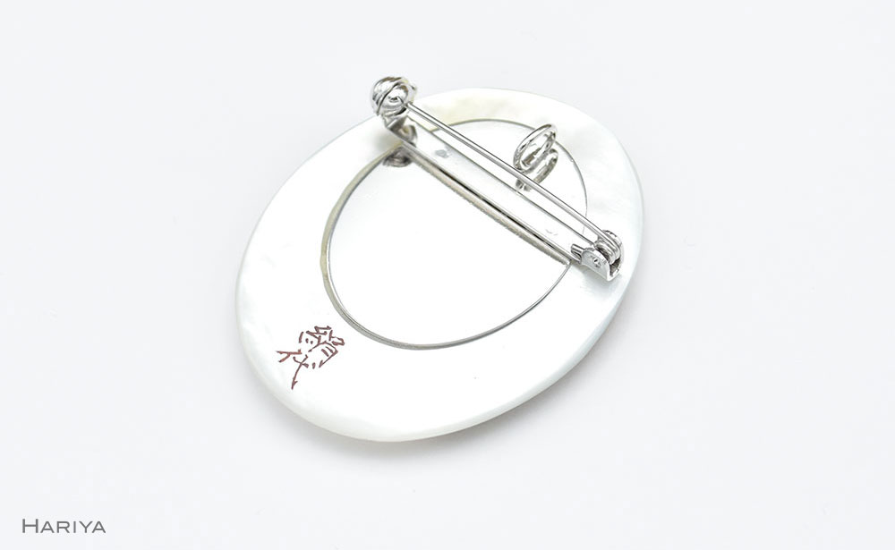 団栗とふくろう蒔絵 白蝶貝ブローチ 50mm×40mm 蒔絵 漆 白蝶貝 ふくろう 縁起物 うるしアート  ブローチ アクセサリー  伝統工芸 工芸品 国産 日本製 復興 震災 コロナ 能登半島地震復興支援 北陸新幹線 F6P-1139