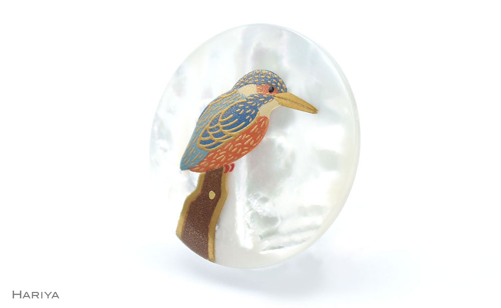 翡翠蒔絵 白蝶貝ブローチ 蒔絵 漆 白蝶貝 翡翠 カワセミ うるしアート ハンドメイド ブローチ アクセサリー ギフト 伝統工芸 工芸品 国産 日本製 復興 震災 コロナ 能登半島地震復興支援 北陸新幹線 F6P-1144