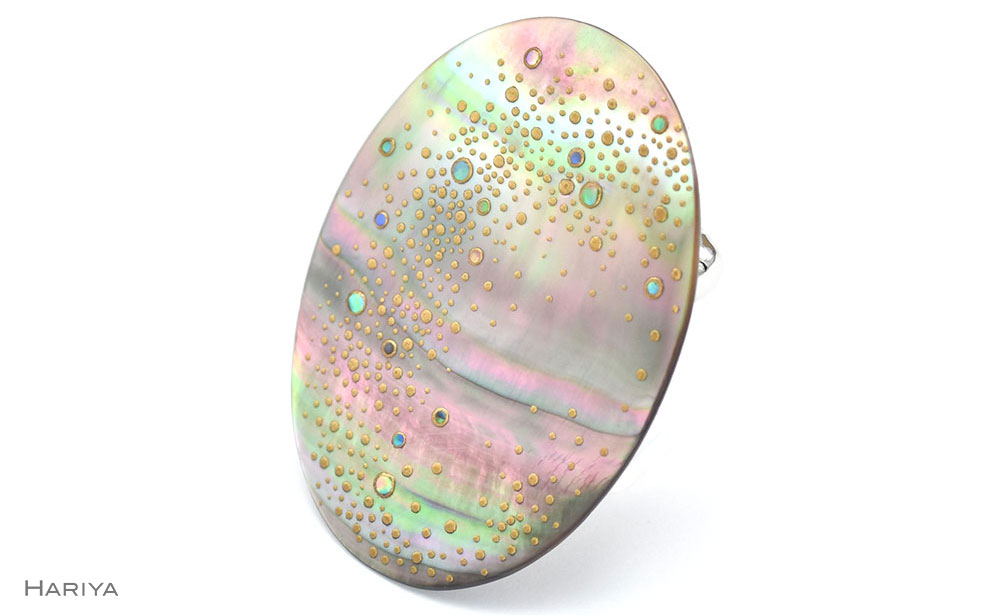 天の川蒔絵 黒蝶貝ブローチ 蒔絵 漆 黒蝶貝 オリーブの木 フクロウ ふくろう ハンドメイド ブローチ アクセサリー ギフト 伝統工芸 工芸品 国産 日本製 復興 震災 コロナ 能登半島地震復興支援 北陸新幹線 F6P-1148