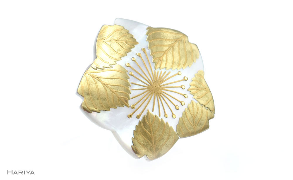 桜蒔絵 白蝶貝ブローチ 型 蒔絵 漆 白蝶貝 桜 うるしアート ハンドメイド ブローチ アクセサリー ギフト 伝統工芸 工芸品 国産 日本製 復興 震災 コロナ 能登半島地震復興支援 北陸新幹線 F6P-1150