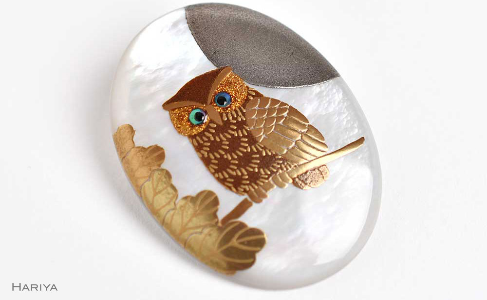 団栗とふくろう蒔絵 白蝶貝ブローチ（ 40mm×30mm ） F6P-1159