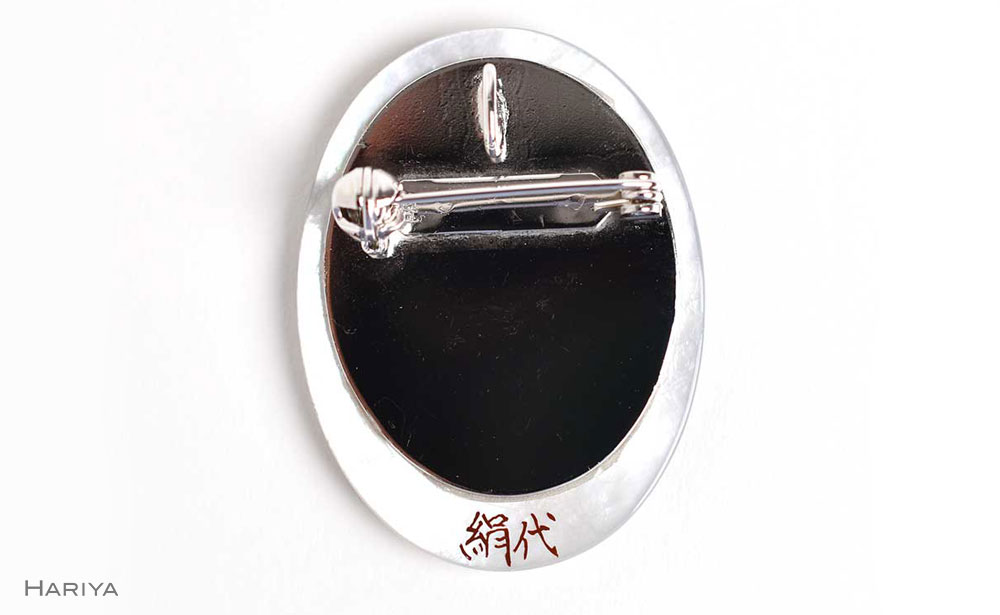 団栗とふくろう蒔絵 白蝶貝ブローチ（ 40mm×30mm ） F6P-1159