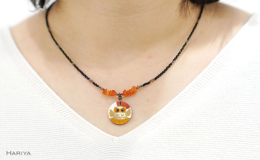 ふくろう蒔絵 黒蝶貝ペンダント 赤めのう フクロウ ふくろう 蒔絵 漆 黒蝶貝 うるしアート  ペンダント アクセサリー ギフト 伝統工芸 工芸品 国産 日本製 復興 震災 コロナ 能登半島地震復興支援 北陸新幹線 F6P-1164