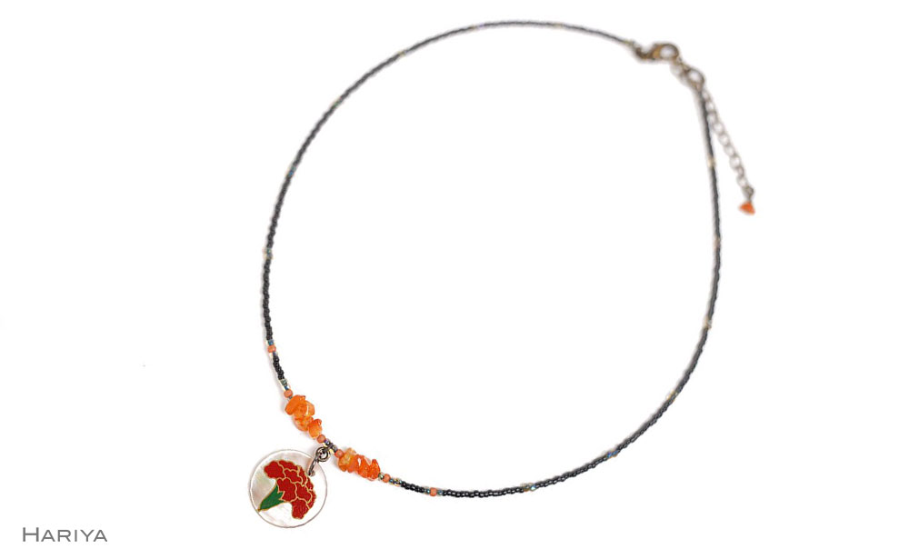 カーネーション蒔絵 黒蝶貝ペンダント 赤めのう カーネーション 蒔絵 黒蝶貝 うるしアート  ペンダント アクセサリー ギフト 伝統工芸 工芸品 国産 日本製 復興 震災 コロナ 能登半島地震復興支援 北陸新幹線 F6P-1166