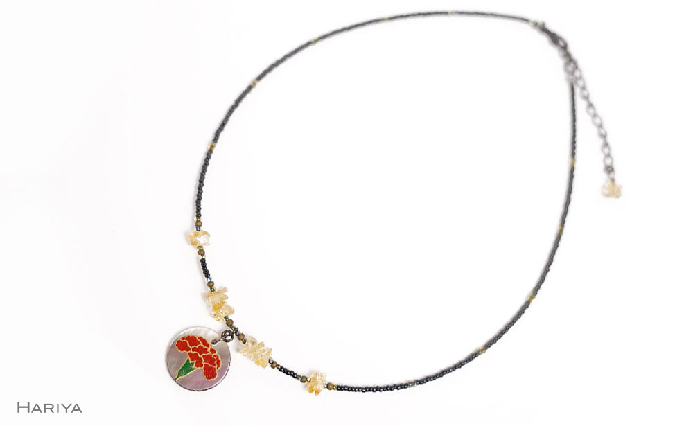 カーネーション蒔絵 黒蝶貝ペンダント シトリン カーネーション 蒔絵 黒蝶貝 うるしアート アクセサリー  贈り物 ギフト 伝統工芸 工芸品 国産 日本製 復興 震災 コロナ 能登半島地震復興支援 北陸新幹線 F6P-1167