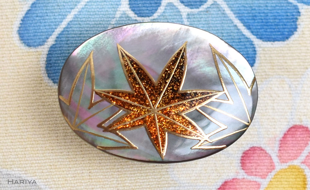 紅葉蒔絵 黒蝶貝帯留め 紅葉 黒蝶貝 漆 蒔絵 帯留 帯留め ハンドメイド アクセサリー 和装 着物 和服 ギフト 伝統工芸 工芸品 国産 日本製 うるしアート 復興 震災 コロナ 能登半島地震復興支援 北陸新幹線 F6P-1222