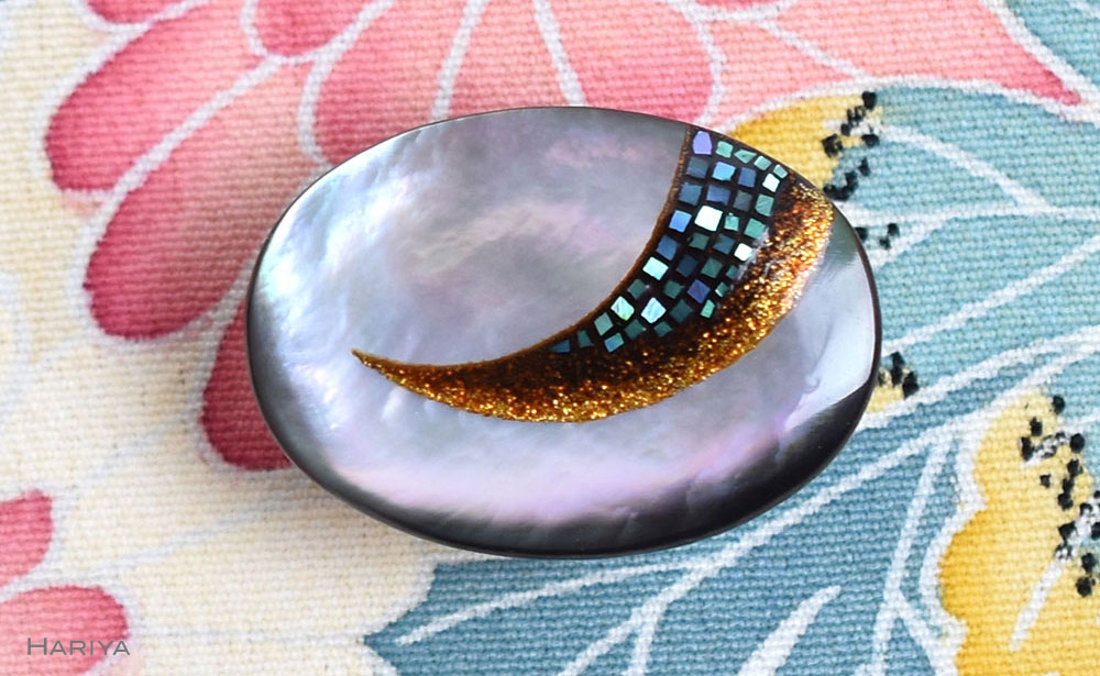 月蒔絵 黒蝶貝帯留め 月 三日月 黒蝶貝 漆 蒔絵 帯留 帯留め  アクセサリー 和装 着物 和服 ギフト 伝統工芸 工芸品 国産 日本製 うるしアート 復興 震災 コロナ 能登半島地震復興支援 北陸新幹線 F6P-1223