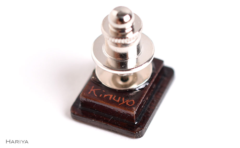 萩に満月蒔絵 ウォールナットピンブローチ 蒔絵 漆 木 ウォールナット 萩 満月 ススキ  ピンブローチ アクセサリー 贈り物  伝統工芸 工芸品 国産 日本製 復興 震災 コロナ 能登半島地震復興支援 北陸新幹線 F6P-1546