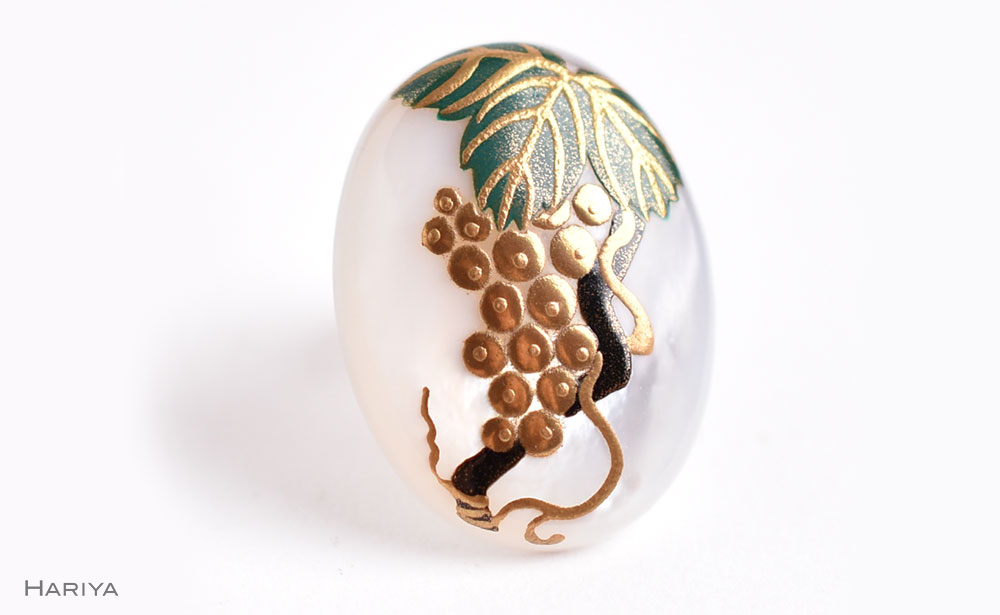 ぶどう蒔絵 白蝶貝ピンブローチ 桐箱付き 蒔絵 漆 白蝶貝 葡萄 ぶどう ブドウ  ピンブローチ アクセサリー ギフト 伝統工芸 工芸品 国産 日本製 復興 震災 コロナ 能登半島地震復興支援 北陸新幹線 F6P-1550