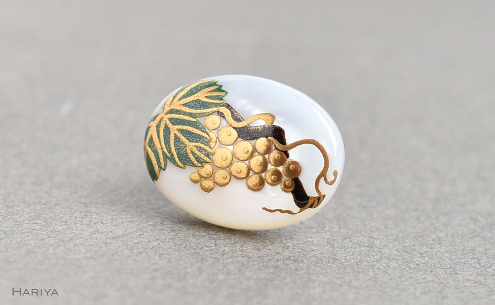 ぶどう蒔絵 白蝶貝ピンブローチ 桐箱付き 蒔絵 漆 白蝶貝 葡萄 ぶどう ブドウ  ピンブローチ アクセサリー ギフト 伝統工芸 工芸品 国産 日本製 復興 震災 コロナ 能登半島地震復興支援 北陸新幹線 F6P-1550