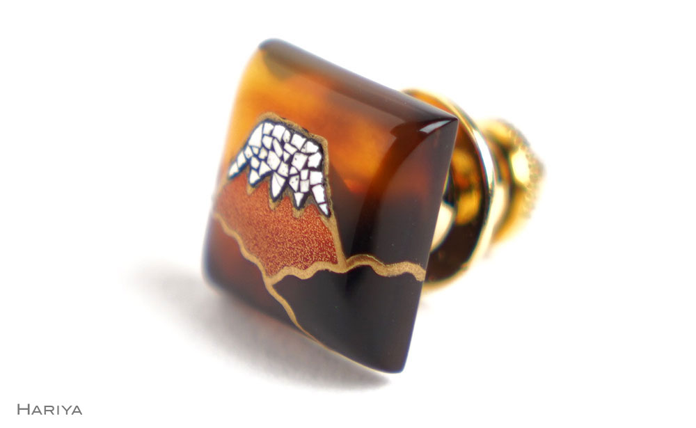 赤富士蒔絵 べっ甲ピンブローチ 桐箱付き 蒔絵 漆 べっ甲 赤富士 富士山 ハンドメイド ピンブローチ アクセサリー ギフト 伝統工芸 工芸品 国産 日本製 復興 震災 コロナ 能登半島地震復興支援 北陸新幹線 F6P-1551