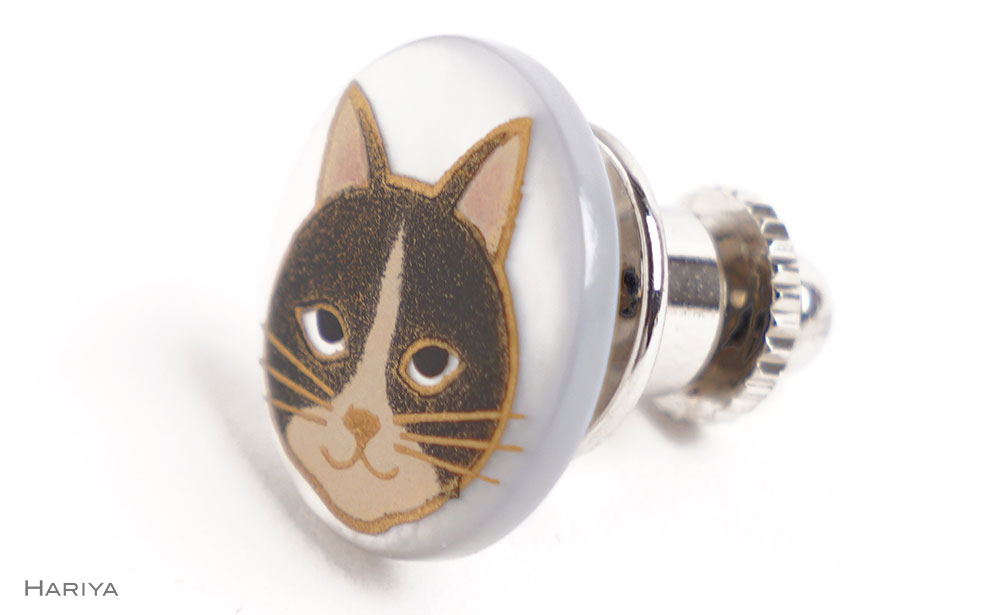 猫蒔絵 白蝶貝ピンブローチ 桐箱付き 蒔絵 漆 白蝶貝 猫 ねこ ハンドメイド ピンブローチ アクセサリー ギフト 伝統工芸 工芸品 国産 日本製 復興 震災 コロナ 能登半島地震復興支援 北陸新幹線 F6P-2091