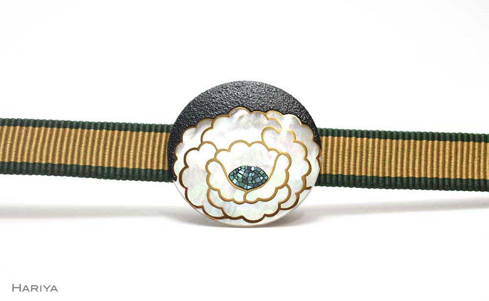 牡丹蒔絵 白蝶貝帯留 牡丹 ぼたん 花 白蝶貝 漆塗り 漆 蒔絵 帯留 帯留め  アクセサリー 和装 着物 和服 ギフト 伝統工芸 工芸品 国産 日本製 うるしアート 復興 震災 コロナ 能登半島地震復興支援 北陸新幹線 F6P-0329