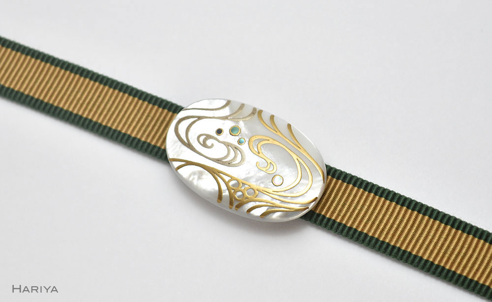 流水蒔絵 白蝶貝帯留 流水 流水文様 白蝶貝 漆塗り 漆 蒔絵 帯留 帯留め  アクセサリー 和装 着物 和服 ギフト 伝統工芸 工芸品 国産 日本製 うるしアート 復興 震災 コロナ 能登半島地震復興支援 北陸新幹線 F6P-0330