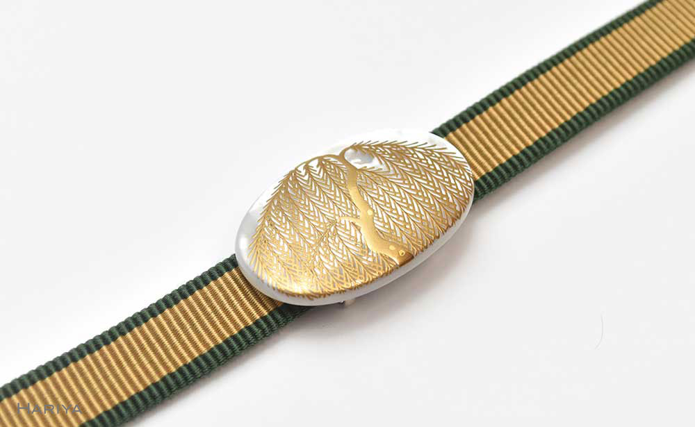 柳蒔絵 白蝶貝帯留 柳 白蝶貝 漆塗り 漆 蒔絵 帯留 帯留め ハンドメイド アクセサリー 和装 着物 和服 ギフト 伝統工芸 工芸品 国産 日本製 うるしアート 復興 震災 コロナ 能登半島地震復興支援 北陸新幹線 F6P-0333