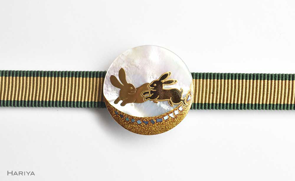 二兎蒔絵 白蝶貝帯留 二兎 うさぎ 兎 白蝶貝 漆塗り 漆 蒔絵 帯留 帯留め  アクセサリー 和装 着物 和服 ギフト 伝統工芸 工芸品 国産 日本製 うるしアート 復興 震災 コロナ 能登半島地震復興支援 北陸新幹線 F6P-0334
