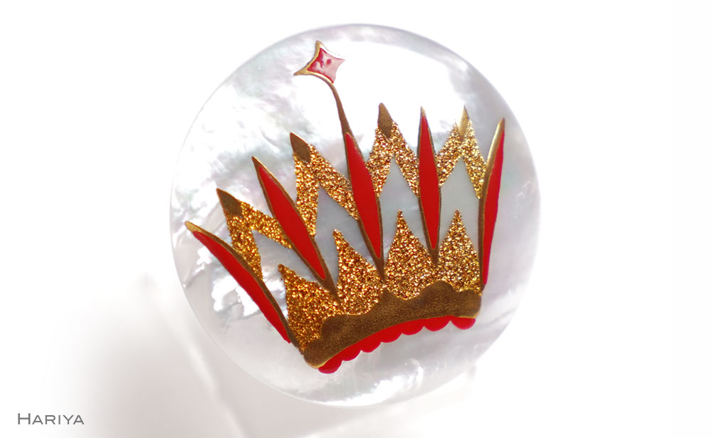 クラウン蒔絵 白蝶貝ブローチ 蒔絵 漆 白蝶貝 クラウン 王冠 冠 うるしアート ハンドメイド ブローチ アクセサリー ギフト 伝統工芸 工芸品 国産 日本製 復興 震災 コロナ 能登半島地震復興支援 北陸新幹線 F6P-1492