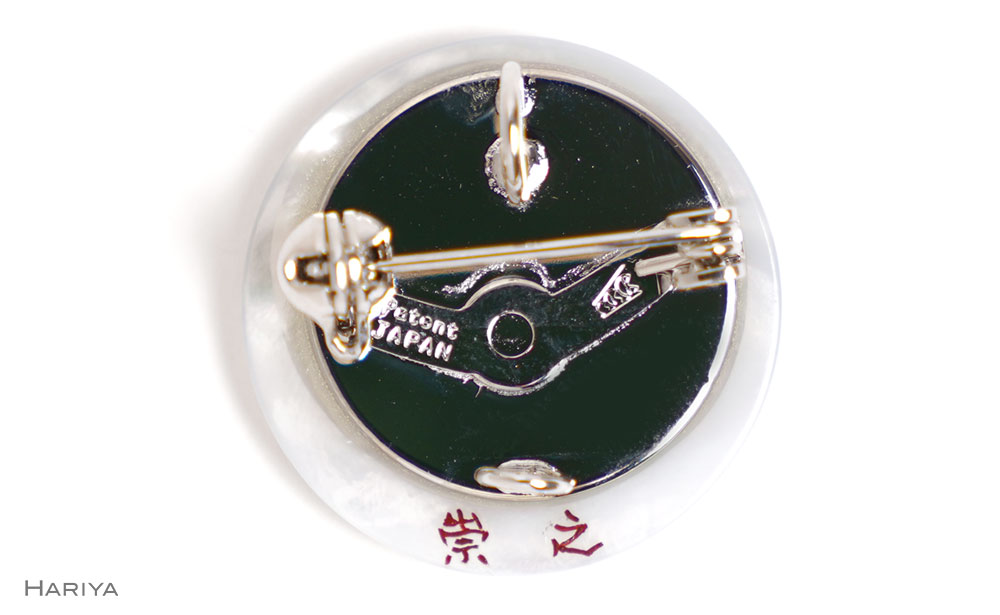 クラウン蒔絵 白蝶貝ブローチ 蒔絵 漆 白蝶貝 クラウン 王冠 冠 うるしアート ハンドメイド ブローチ アクセサリー ギフト 伝統工芸 工芸品 国産 日本製 復興 震災 コロナ 能登半島地震復興支援 北陸新幹線 F6P-1492