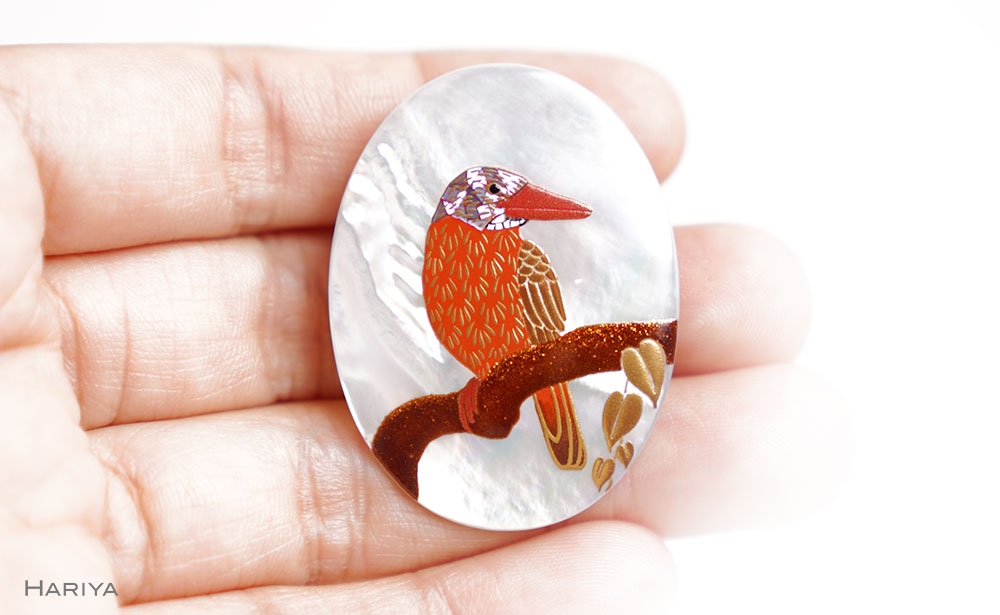 アカショウビン蒔絵 白蝶貝ブローチ 蒔絵 漆 白蝶貝 アカショウビン 鳥 うるしアート  ブローチ アクセサリー ギフト 伝統工芸 工芸品 国産 日本製 復興 震災 コロナ 能登半島地震復興支援 北陸新幹線 F6P-1499