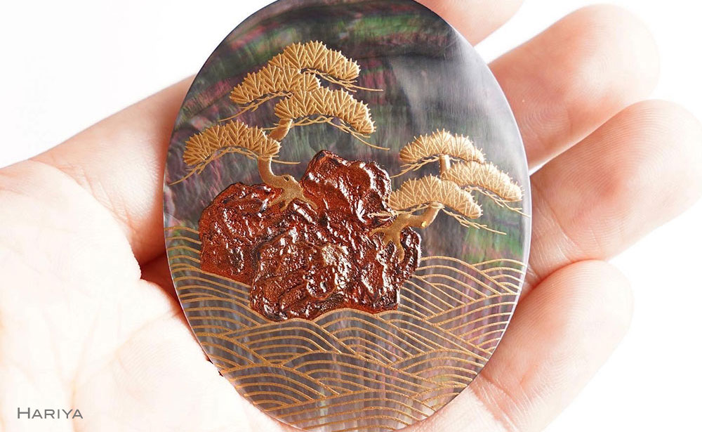 松島蒔絵 黒蝶貝ブローチ 蒔絵 漆 黒蝶貝 松島 うるしアート ハンドメイド ブローチ アクセサリー ギフト 伝統工芸 工芸品 国産 日本製 復興 震災 コロナ 能登半島地震復興支援 北陸新幹線 F6P-1501