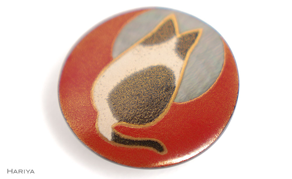 猫に満月蒔絵 黒蝶貝ブローチ 蒔絵 漆 黒蝶貝 猫 ねこ うるしアート ハンドメイド ブローチ アクセサリー ギフト 伝統工芸 工芸品 国産 日本製 復興 震災 コロナ 能登半島地震復興支援 北陸新幹線 F6P-1502