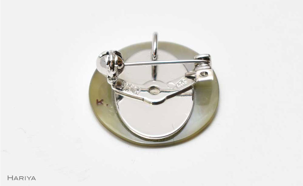 猫に満月蒔絵 黒蝶貝ブローチ 蒔絵 漆 黒蝶貝 猫 ねこ うるしアート ハンドメイド ブローチ アクセサリー ギフト 伝統工芸 工芸品 国産 日本製 復興 震災 コロナ 能登半島地震復興支援 北陸新幹線 F6P-1502