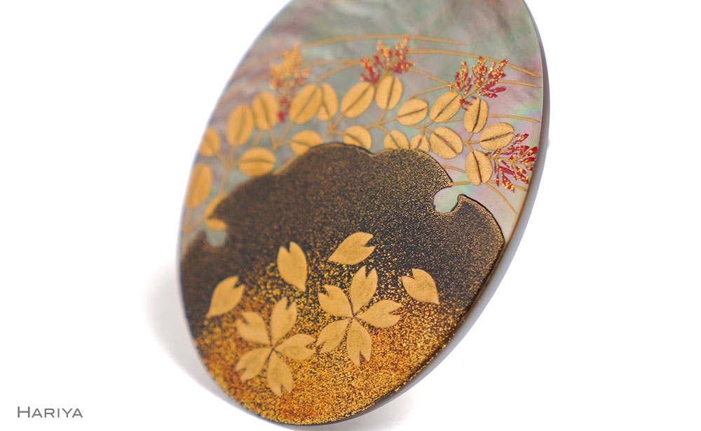 春秋蒔絵 黒蝶貝ブローチ 蒔絵 漆 黒蝶貝 桜 萩 春 秋 うるしアート ハンドメイド ブローチ アクセサリー ギフト 伝統工芸 工芸品 国産 日本製 復興 震災 コロナ 能登半島地震復興支援 北陸新幹線 F6P-1503