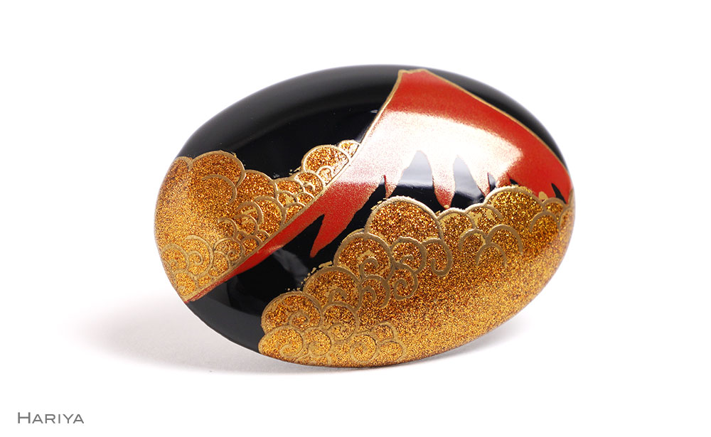 赤富士蒔絵 漆塗ブローチ 桐箱入り 蒔絵 漆塗り 漆 木 赤富士 富士山 葛飾北斎 富嶽百景 登龍の不二  ブローチ アクセサリー  伝統工芸 工芸品 国産 日本製 復興 震災 コロナ 能登半島地震復興支援 北陸新幹線 F6P-1506