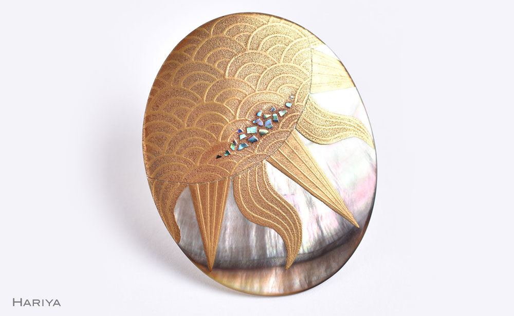 太陽蒔絵 黒蝶貝ブローチ 蒔絵 漆 黒蝶貝 太陽 うるしアート ハンドメイド ブローチ アクセサリー ギフト 伝統工芸 工芸品 国産 日本製 復興 震災 コロナ 能登半島地震復興支援 北陸新幹線 F6P-1507