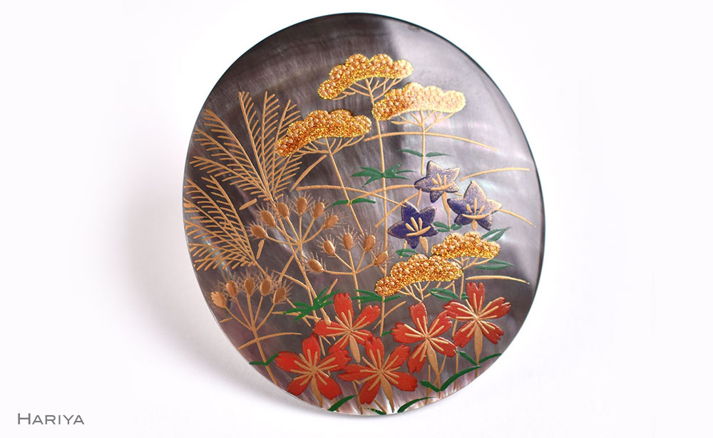 秋草蒔絵 黒蝶貝ブローチ 蒔絵 漆 黒蝶貝 すすき ススキ 秋 うるしアート ハンドメイド ブローチ アクセサリー ギフト 伝統工芸 工芸品 国産 日本製 復興 震災 コロナ 能登半島地震復興支援 北陸新幹線 F6P-1508