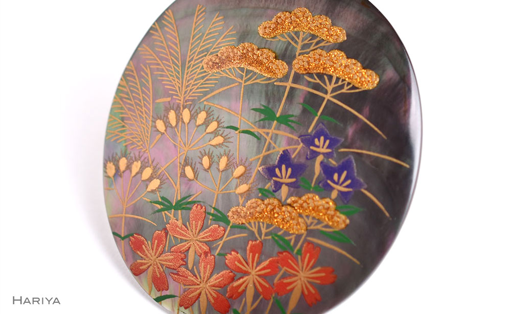 秋草蒔絵 黒蝶貝ブローチ 蒔絵 漆 黒蝶貝 すすき ススキ 秋 うるしアート ハンドメイド ブローチ アクセサリー ギフト 伝統工芸 工芸品 国産 日本製 復興 震災 コロナ 能登半島地震復興支援 北陸新幹線 F6P-1508