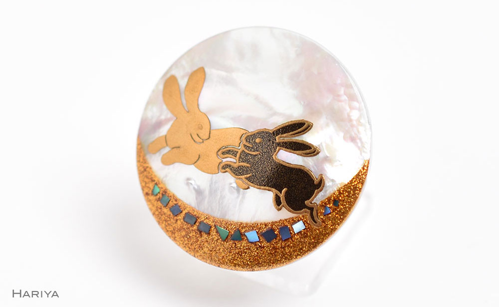 二兎蒔絵 白蝶貝ブローチ 蒔絵 漆 白蝶貝 うさぎ ウサギ うるしアート ハンドメイド ブローチ アクセサリー ギフト 伝統工芸 工芸品 国産 日本製 復興 震災 コロナ 能登半島地震復興支援 北陸新幹線 F6P-1509