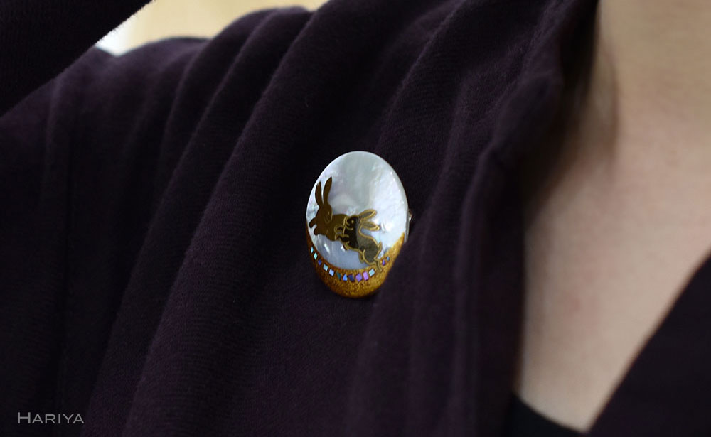 二兎蒔絵 白蝶貝ブローチ 蒔絵 漆 白蝶貝 うさぎ ウサギ うるしアート ハンドメイド ブローチ アクセサリー ギフト 伝統工芸 工芸品 国産 日本製 復興 震災 コロナ 能登半島地震復興支援 北陸新幹線 F6P-1509