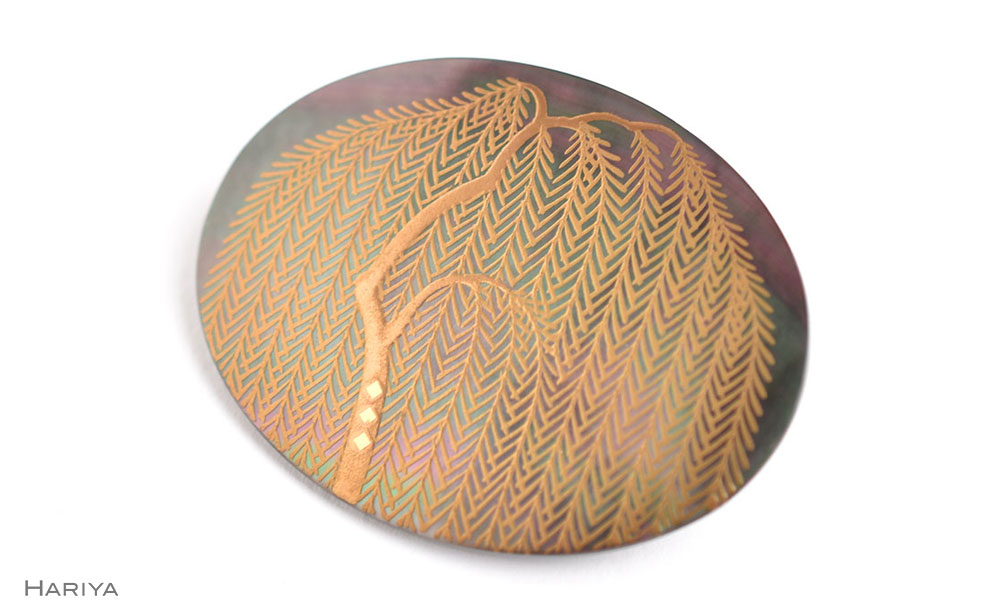 柳蒔絵 黒蝶貝ブローチ 縦30mm×横40mm 桐箱付き 蒔絵 漆 黒蝶貝 柳 うるしアート  ブローチ アクセサリー ギフト 伝統工芸 工芸品 国産 日本製 復興 震災 コロナ 能登半島地震復興支援 北陸新幹線 F6P-1512